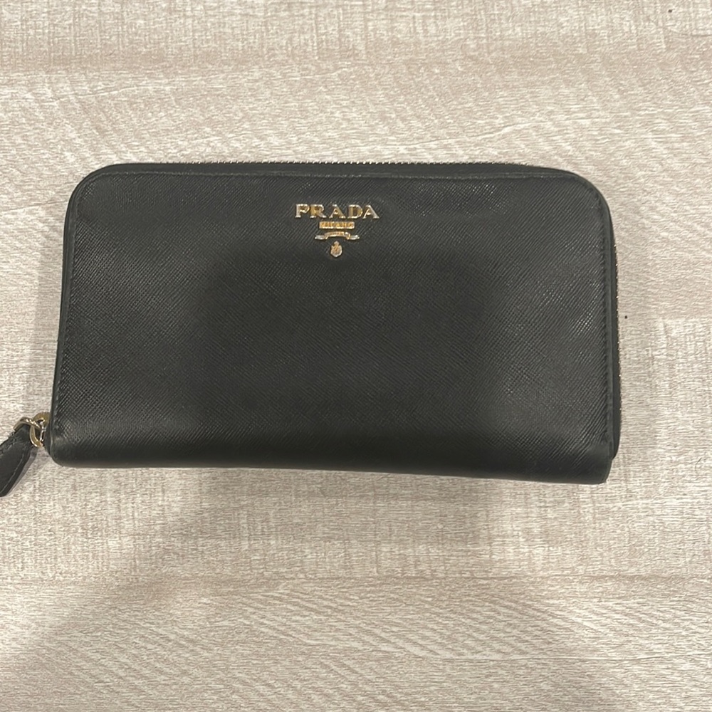 Prada woman’s wallet gently used.  Looks like new